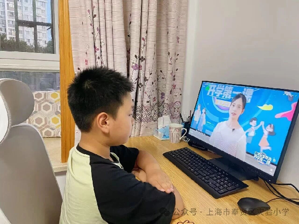 【家校共育】安全相伴 成长同行——奉贤区实验小学组织观看《公...